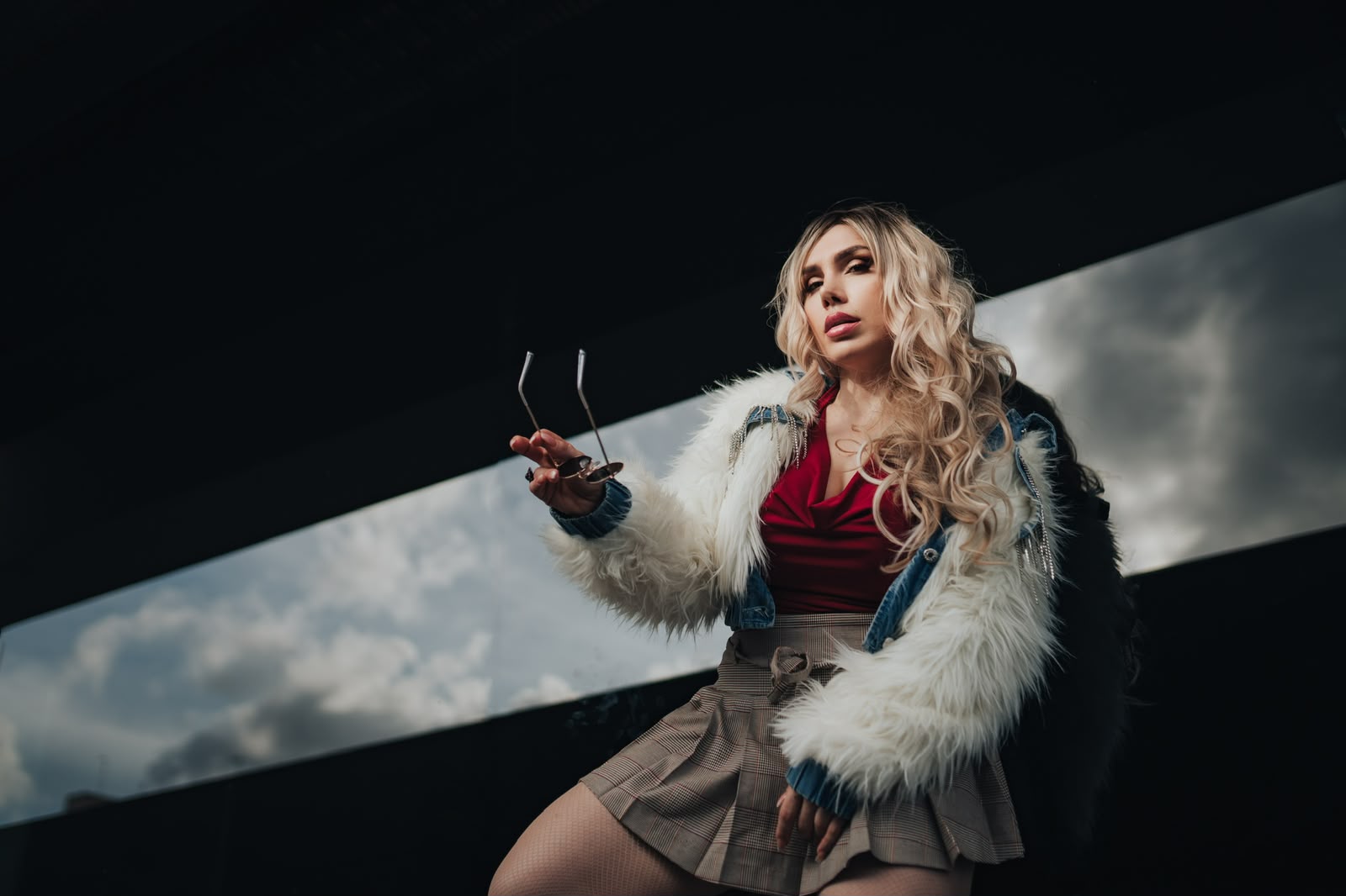 Aylen K en una escena editorial oscura